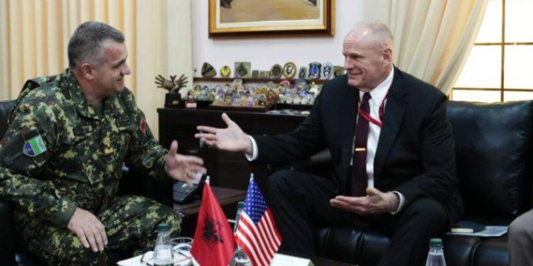 Shefi i Shtabit të Përgjithshëm të Forcave të Armatosura takon ambasadorin amerikan në Tiranë, ja detajet nga takimi
