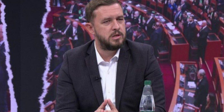 “Skena të turpshme”- Deputeti i PS për ngjarjet sot në Kuvend: Opozita s’ka argumente! Dhuna në Parlament, pasqyrë e asaj që ndodh në rrugë!