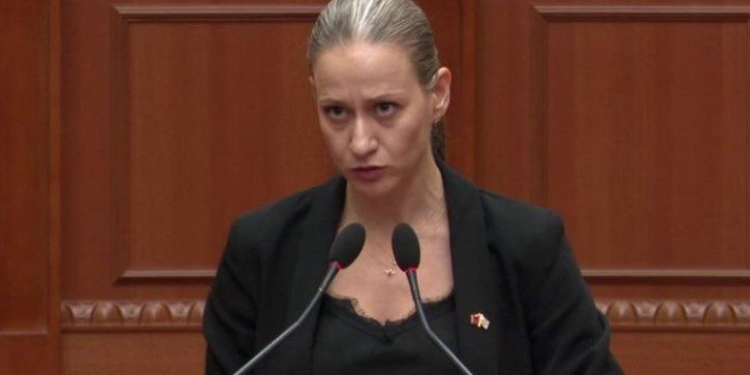 Protesta e dhunshme, ministrja Ismaili: Jo mbi kurrizin e të rinjve dhe Shqipërisë europiane! Zbatimi i ligjit nuk garantohet nga mure