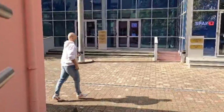 “Nuk kam fletë-thirrje”- U paraqit në SPAK, peshëngritësi Erkand Qerimaj sqaron shkakun e vizitës në SPAK: Po bëj kallëzim!