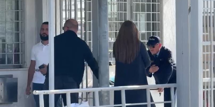 Pas nënës, në burgun e Fierit mbërrin me beben në krah edhe bashkëshortja e Veliajt, Ajola Xoxa