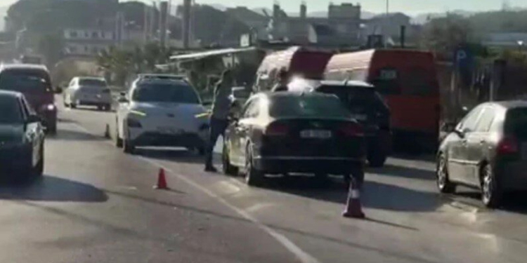 Aksident dramatik në Fier, makina përplas këmbësoren! Dërgohet me ambulancë në spital, ja si paraqitet gjendja e saj