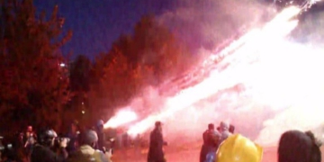 Protestuesit e dhunshëm qëllojnë me breshëri fishekzjarrësh e molotovësh, Policia i shpërndan dhe i ndjek këmba-këmbës!