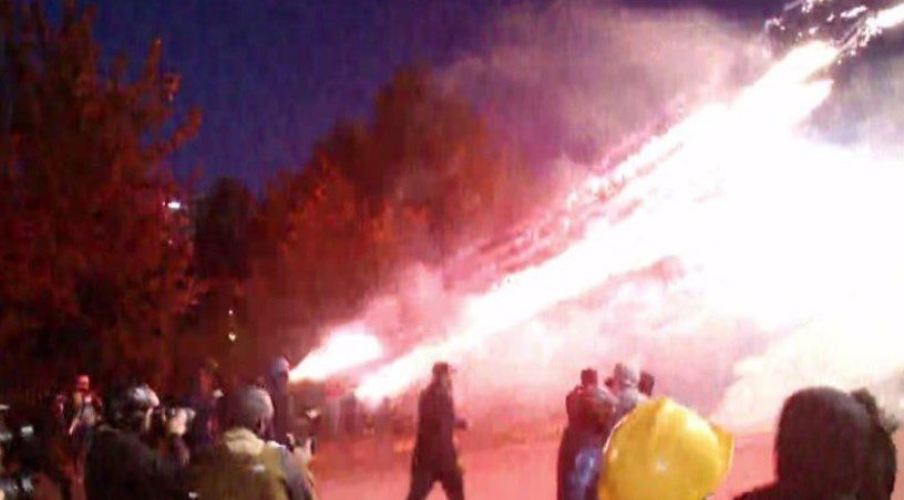 Protestuesit e dhunshëm qëllojnë me breshëri fishekzjarrësh e molotovësh, Policia i shpërndan dhe i ndjek këmba-këmbës!