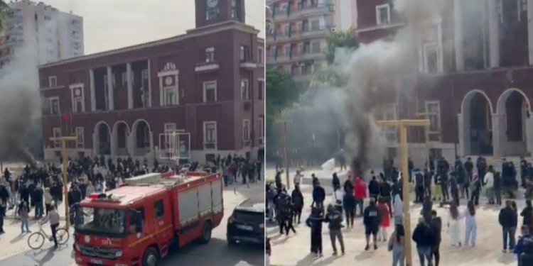 Protesta në Durrës, gjimnazistët shkatërrojnë koshat e mbeturinave dhe sinjalistikën rrugore!