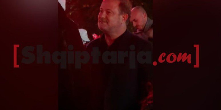 Pas dhëndrit, edhe deputeti i Sali Berishës, Gjin Gjoni në protestën te Ministria e Arsimit!