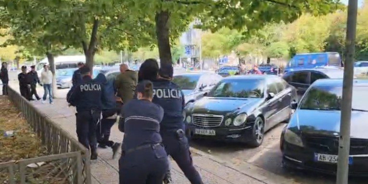 Protesta në Gjirokastër, policia shoqëron disa të rinj pas tensioneve