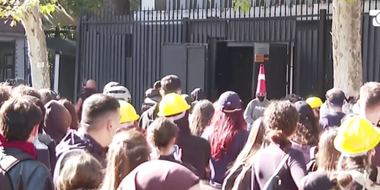 Sulmohet Gjykata e Apelit në Tiranë, protestuesit drejtohen nga “Brryli”, Policia në ndjekje