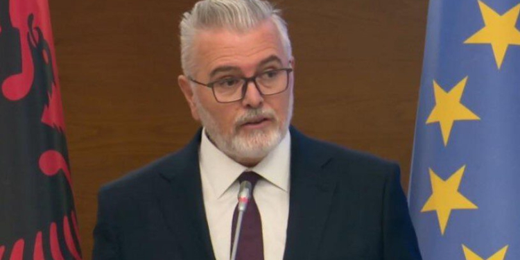 “Institucionet nuk goditen”- Protestat në Tiranë, ministri Gogu: Sfida me argumente dhe dialog, kur kërkon diçka nga Qeveria jote…