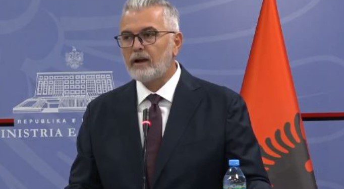 VIDEO / Ministri Gogu reagon për protestën: Dhuna nuk është asnjëherë zgjidhje