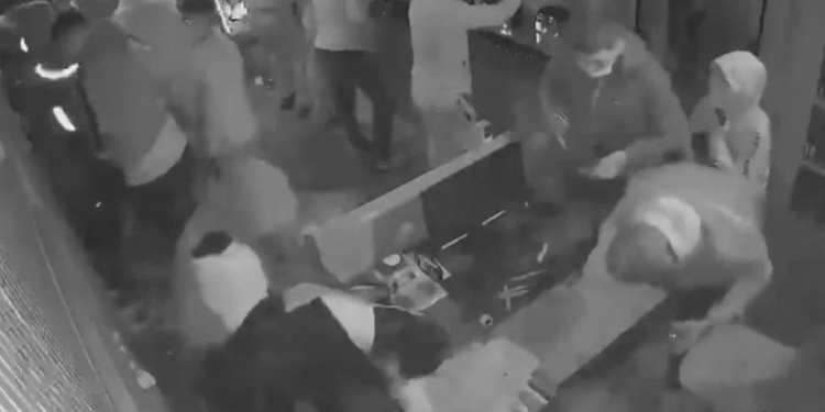 VIDEO/ Dhuna dhe plaçkitjet në protestë, Kryeministria ndan pamjet e momentit kur të rinjtë thyejnë hyrjen e biznesit dhe grabisin gjithçka