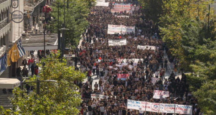 Mijëra studentë e mësues në protestë në Greqi, kundërshtojnë koston e jetesës dhe dështimet në arsim