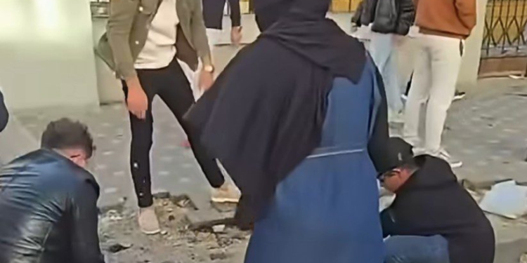 Gruaja me hixhab ndihmon protestuesit të shkulin pllakat, Balla publikon pamjet: Zemërimi s’e justifikon dhunën, asnjë kauzë s’e kthen shkatërrimin në drejtësi (VIDEO)