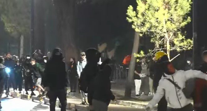 Protestuesit sulmojnë Kryeministrinë edhe me gurë, Policia në gatishmëri, i paralajmëron të largohen dhe hedh ujë! (VIDEO)