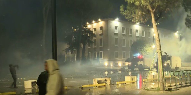 Protestuesit nuk e ndalin dhunën, sulmojnë gurë drejt Policisë, FNSH përdor gaz lotsjellës!