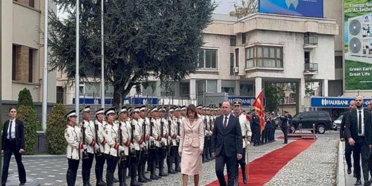Haxhiu nis vizitë zyrtare në Maqedoninë e Veriut, pritet me ceremoni nga homologu i saj