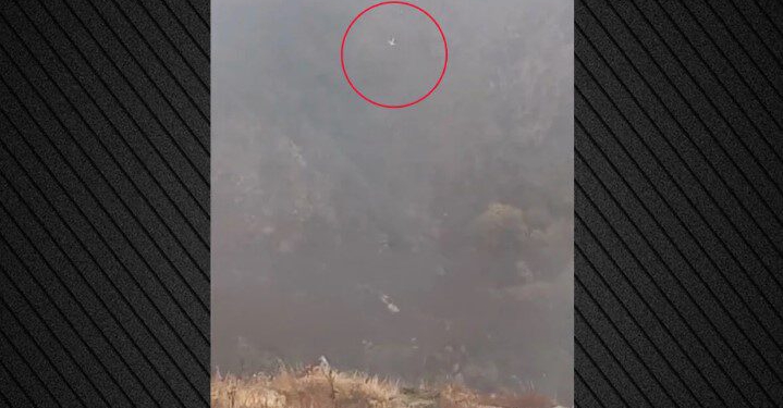 VIDEO/ Tragjedi ajrore në Himalaja, helikopteri përplaset me malin, të paktën 6 të vdekur pas rrëzimit!