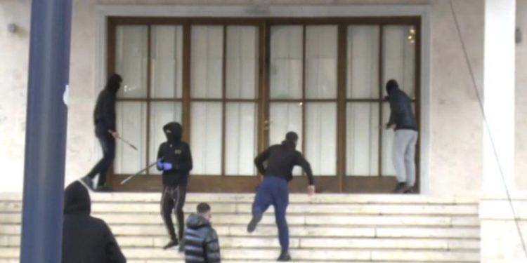Protestuesit sulmojnë godinën e ish-“Hotel Dajti”, thyejnë xhamat e dyerve në hyrje dhe shkatërrojnë