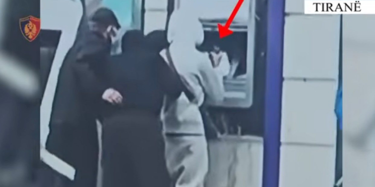 VIDEO/ Policia zbulon pamjet! Tentoi të vidhte bankomatin në qendër të Tiranës, ndalohet 15-vjeçari i dyshuar