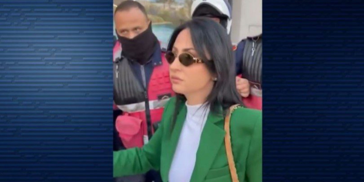 Ish-kandidates për deputete iu gjet çanta e mbushur me mjete piroteknike në protestë, PD “distancohet” dhe e quan Ilirjana Kuçanën “pedagoge”