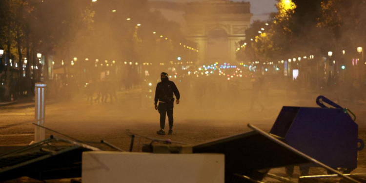 Macron humb kontrollin mbi Francën? Shteti nën presion, grabitje, përleshje dhe rebelim në rrugë