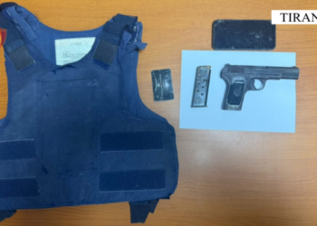 Me pistoletë dhe jelek antiplumb, arrestohet në Vorë 41-vjeçari: Ja për çfarë dyshon policia