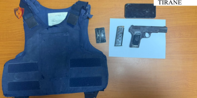 Me pistoletë dhe jelek antiplumb, arrestohet në Vorë 41-vjeçari: Ja për çfarë dyshon policia
