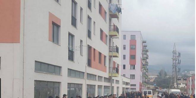 Përfshihet nga flakët apartamenti te pallatet sociale në Shkozë. Dy persona tentojnë të dalin nga dritarja