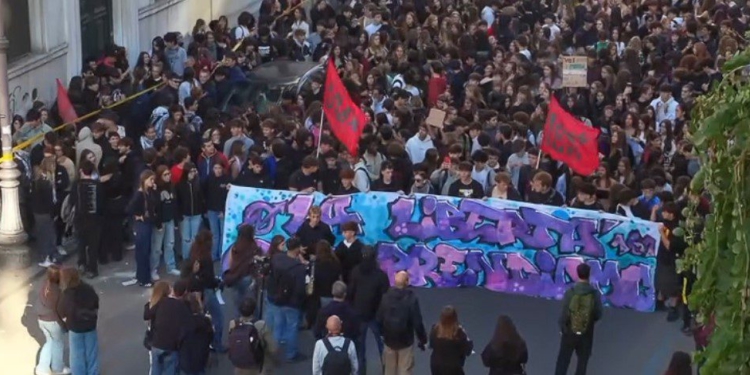 Protesta studentore në gjithë Italinë, molotovë dhe fishekzjarrë drejt institucioneve, Policia ndalon 14 të rinj
