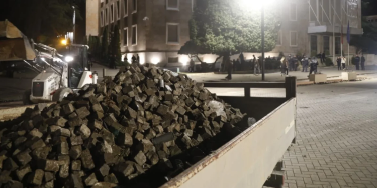 Ditën gurë në bulevard, në mbrëmje plaçkitje në biznese