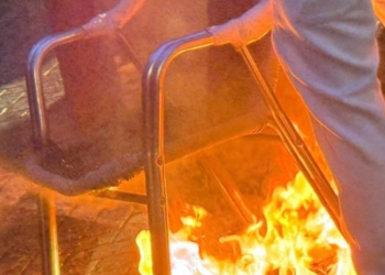 Pas ‘paqes vjen lufta’, hidhen molotovë drejt Kryeministrisë, protestuesit vendosin në flakë një karrige! Sfidojnë Ramën: Hajde për dialog tani!