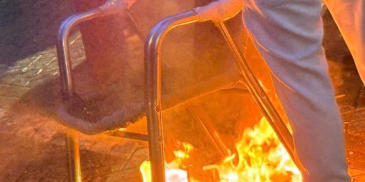Pas ‘paqes vjen lufta’, hidhen molotovë drejt Kryeministrisë, protestuesit vendosin në flakë një karrige! Sfidojnë Ramën: Hajde për dialog tani!