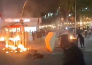 VIDEO/ Përshkallëzohet situata, protestuesit zhvendosen te “Pazari i ri” dhe i vënë flakën koshave e tezgave pranë tregut! Banorët hedhin ujë nga ballkonet