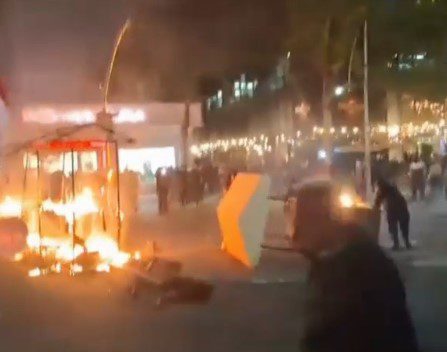 VIDEO/ Përshkallëzohet situata, protestuesit zhvendosen te “Pazari i ri” dhe i vënë flakën koshave e tezgave pranë tregut! Banorët hedhin ujë nga ballkonet