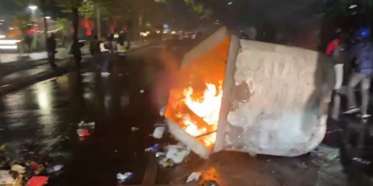 Policia i zmbraps me gaz lotsjellës dhe ujë, protestuesit ia ‘nxjerrin inatin’ koshave të plehrave, u vënë zjarrin!