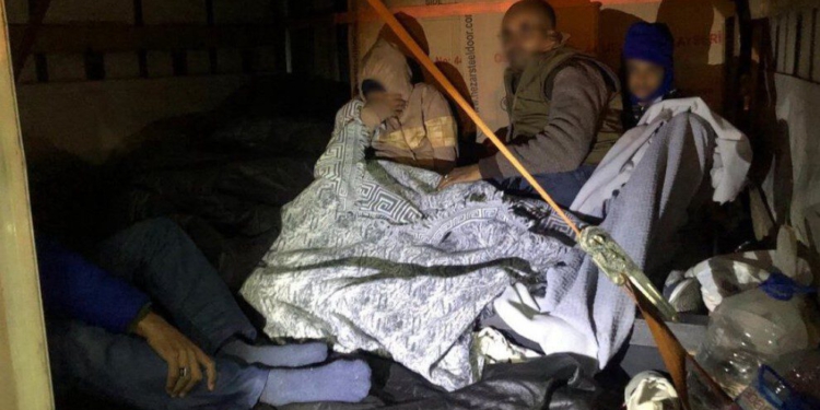 Nga Turqia me destinacion Durrësin dhe vendet e BE-së, kapen në Kapshticë 6 emigrantë nga Sudani dhe Kuvajti! Ishin fshehur në trajler