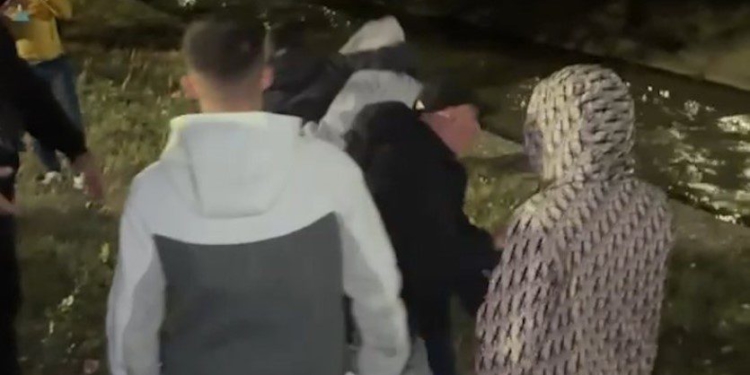 VIDEO/ Protestuesit hedhin në Lanë deputetin e PD, Klevis Balliu! Gazetari përpiqet ta shpëtojë