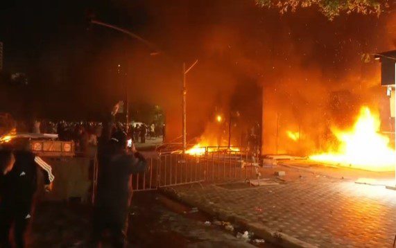 Protesta del jashtë kontrollit, sulmohet dhe shkatërrohet Komisariati nr. 2, goditet me molotov! Efektivët dhunohen barbarisht, ndërhyn FNSH-ja