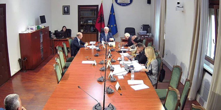 Debate në Komision/ “Fal Zotit nuk bëni shkencë raketash se…”- Xhafaj-kryetares së KLP: Skandaloze, pas dështimit kërkuan edhe të promovoheshin