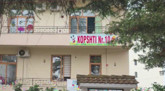 Dhuna në kopsht, dy persona nën hetim! Nëna goditi edukatoren në Fier, Policia heton edhe dyshimet për dhunë ndaj fëmijës