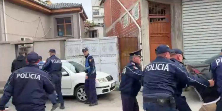 Tensione në Korçë, protestuesit sulmojnë shefin e Komisariatit dhe efektivët, Policia shoqëron të dyshuarit!