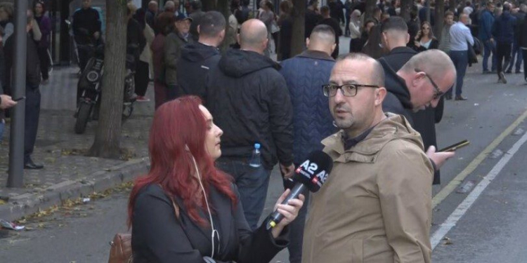 “Të qetësohemi se lamë nam…!”- Përplasjet dhe tensionet mes protestuesve, deputeti i PD: Luftën e kemi me Qeverinë, jo me njëri-tjetrin!