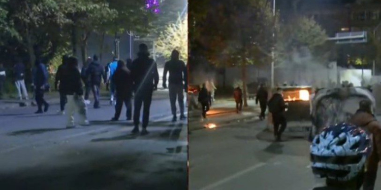Protestuesit largohen nga Kryeministria, u vënë flakën koshave të mbeturinave pranë “Sheshit Skënderbej”