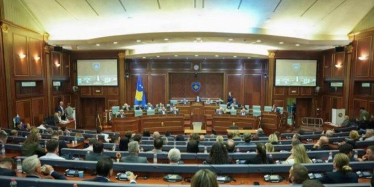 U ekzekutua nga kunati pak orë pasi kërkoi ndihmë në Polici, Kuvendi i Kosovës miraton rezolutë për hetimin e vrasjes së Arlinda Zekajt dhe dhunën ndaj grave
