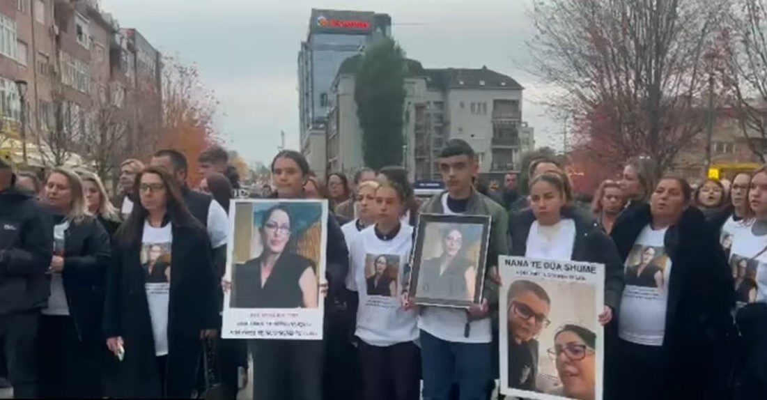 “Vrasja e grave, urgjencë kombëtare”- Protestë në Kosovë pas vrasjes së Arlinda Zekajt nga kunati i saj, hidhen fishekzjarrë drejt godinave të Prokurorisë e Policisë