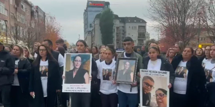 “Vrasja e grave, urgjencë kombëtare”- Protestë në Kosovë pas vrasjes së Arlinda Zekajt nga kunati i saj, hidhen fishekzjarrë drejt godinave të Prokurorisë e Policisë