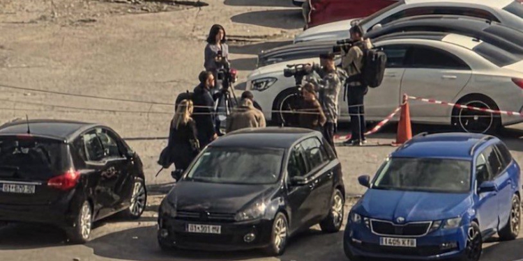 Sheshi mbeti bosh/ Prishtina nuk i përgjigjet thirrjes për sulm në Tiranë! Vetëvendosja organizoi autobusë, por i shkojnë vetëm kamerat
