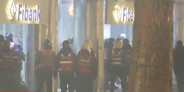 Rreth nëntë orë dhunë, kaos dhe përplasje, protestuesit nuk kursejnë as bizneset te “Kullat Binjake”! I shkatërrojnë dhe plaçkisin