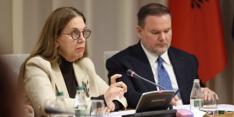 Tryeza Kombëtare/ Kumbaro: Shkollat janë rikthyer në normalitet, nuk do të tolerohen presionet ndaj nxënësve!