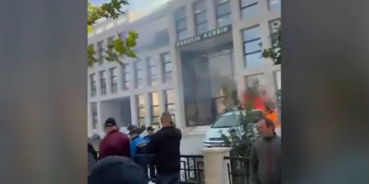 Protestë me bomba molotov në Kurbin, flakë në ambientet e Bashkisë!